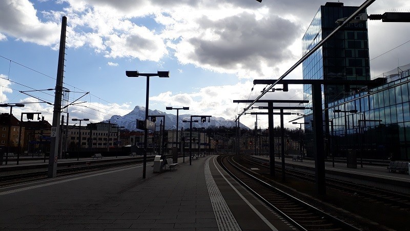 Gare de Salzbourg avec vue sur les Alpes